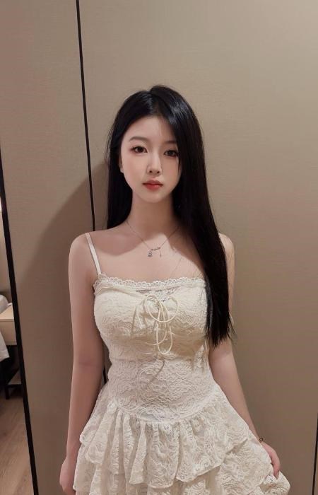 皮肤白嫩颜值嫩妹