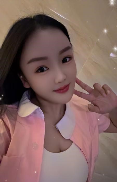 前凸后翘小甜妹