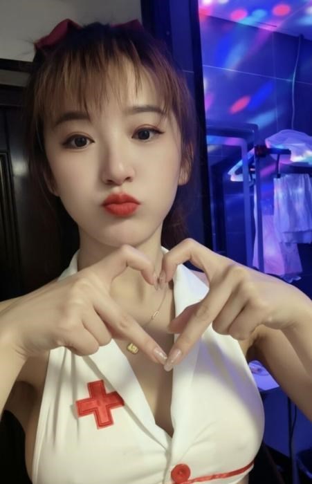 娇小型骚女小艾艾