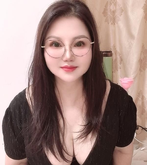 白云丰胸肥臀少妇