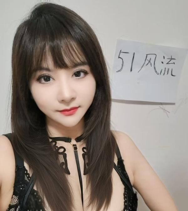 雁塔大屁股年轻御姐 图片 3